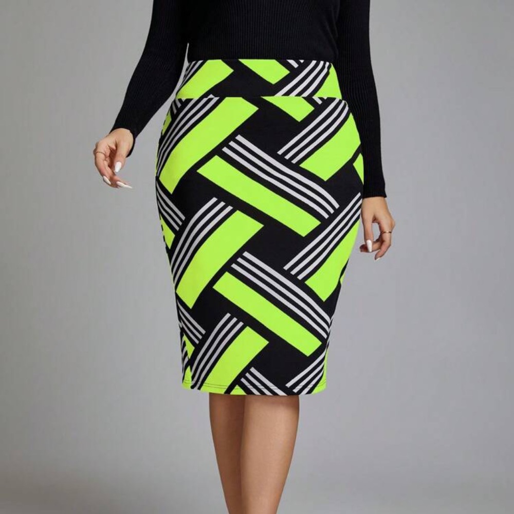 💚 PLUS Pencil Skirt 💚 - Picture 3 of 5